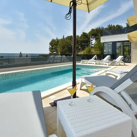 빌라 Sleeps 8 Pool Air Con Wifi T812194 *